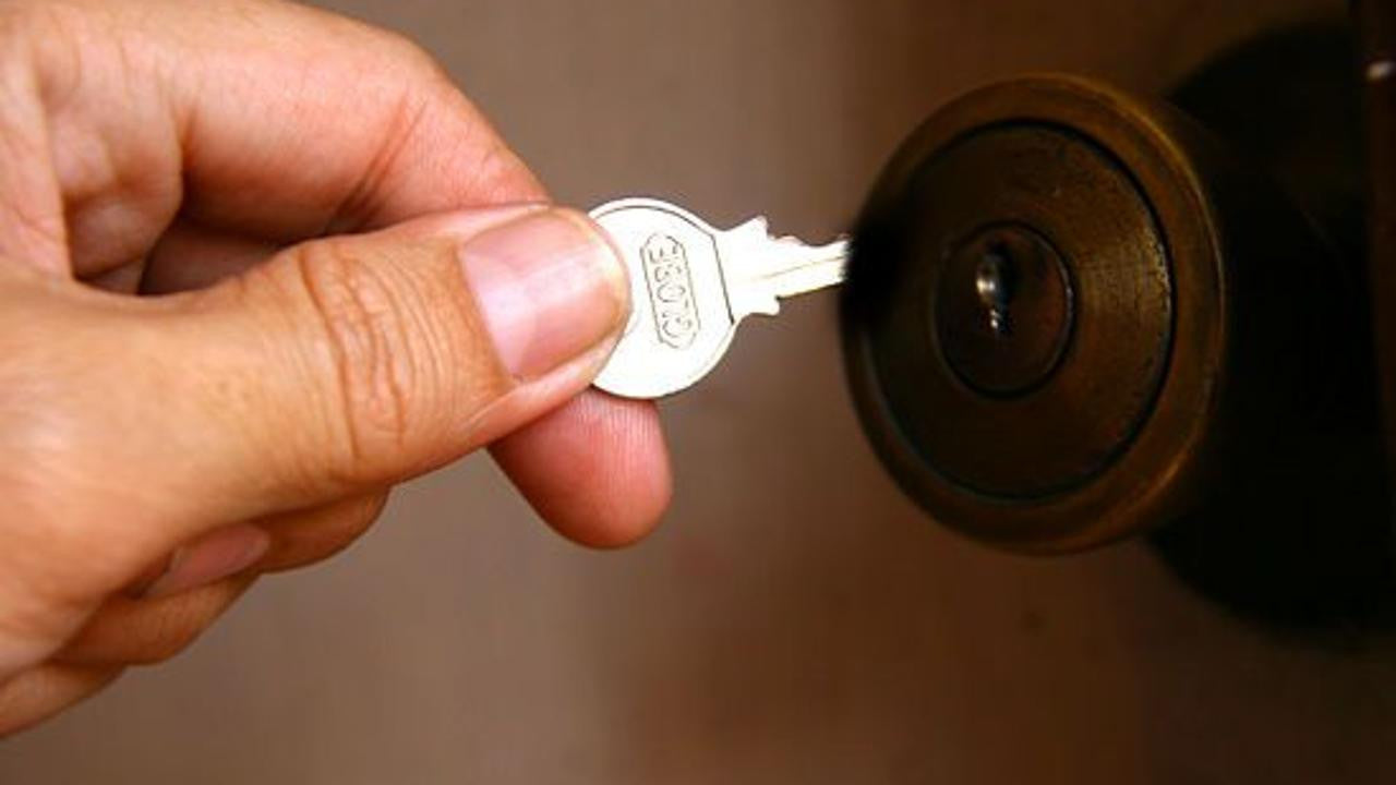 ماذا تفعل عندما ينكسر مفتاح البيت بالقفل؟