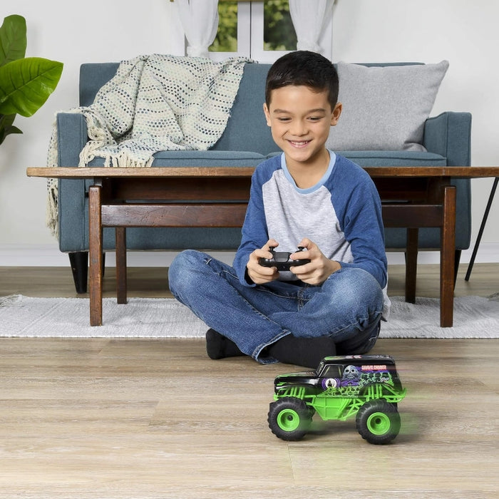 مونستر جام، سيارة التحكم من بعد Grave Digger مقياس 1:24 بتصميم واقعي للتحكم على مسافة 76.2 متر من سبين ماستر
