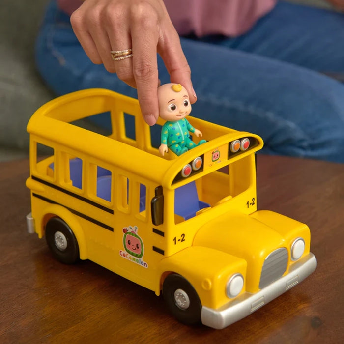 باص المدرسة الموسيقي الأصفر من CoComelon مع شخصية JJ و6 أصدقاء وأغنية "Wheels on the Bus" من جازويرز