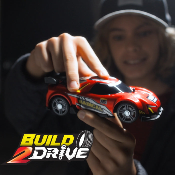 سيارة سباق RC 1:24 من إكزوسست Build 2 Drive مع تحكم 20 متر وقطع سهلة التركيب من سيلفرليت