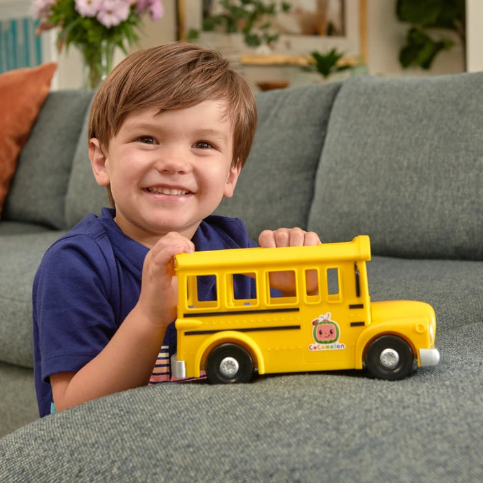 باص المدرسة الموسيقي الأصفر من CoComelon مع شخصية JJ و6 أصدقاء وأغنية "Wheels on the Bus" من جازويرز