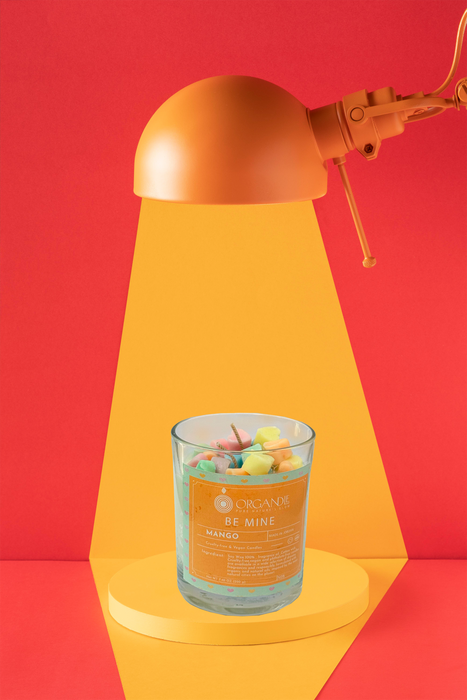 شمعة Be Mine من الشمع الطبيعي 100% بعبير المانجو لجو مريح وطويل الأمد