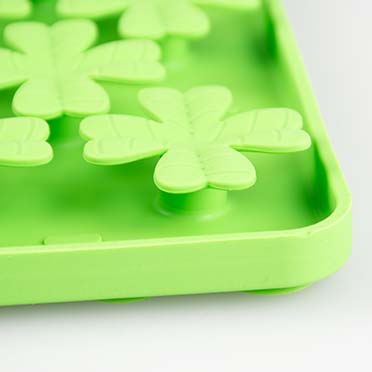 حصيرة لعق على شكل زهرة للكلاب والقطط من Duvo.