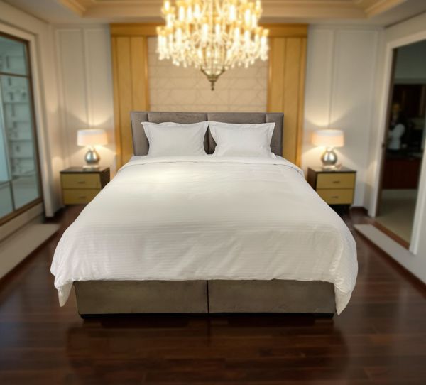 طقم مستلزمات سرير 9 قطع من ARMN Cloud - أبيض، لحاف 220*260 سم، تصميم مطرز وحشوة هولوفايبر.