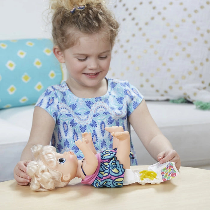 دمية بيبي ألايف سناكين نودلز الشقراء مع تفاعل صوتي وملحقات مرحة من هاسبرو