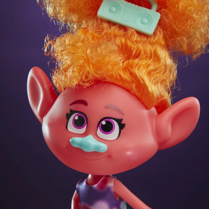 دمية دي جي سوكي من فيلم جولة عالم التريلز بملابس أنيقة وشعر متجذر لتزيينه. من هاسبرو