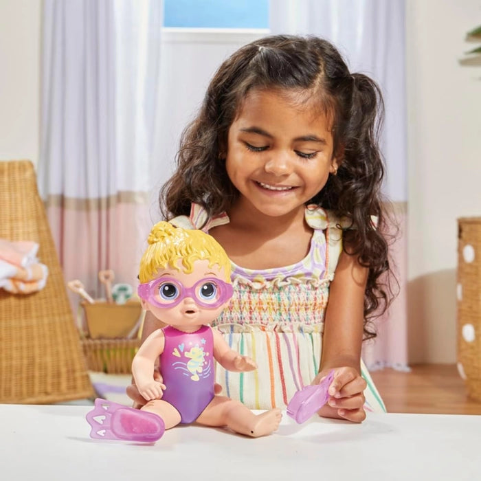 دمية ع dolls سابيرا سونى للسباحة 10 بوصات مع ملحقات ونظارات سباحة مائية من هاسبرو