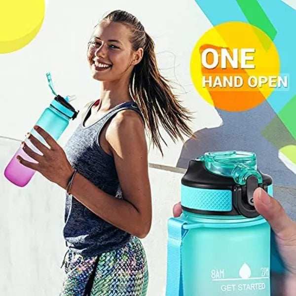 زجاجة مياه بلاستيكية سعة 900 مل بتصميم أنيق وخفيفة الوزن