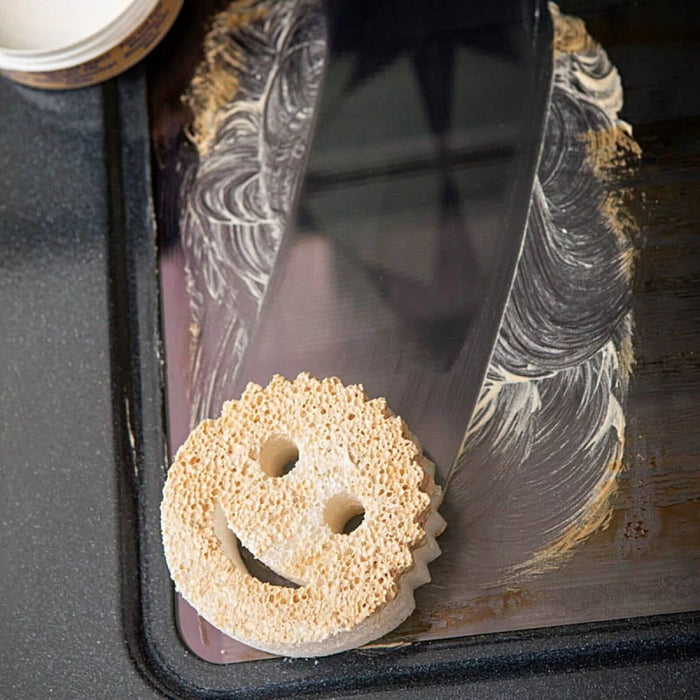 معجون التنظيف باور بيست مع إسفنجة يزيل بقايا الصابون، الصدأ، والترسبات المعدنية ليعيد للأسطح لمعانها من Scrub Daddy