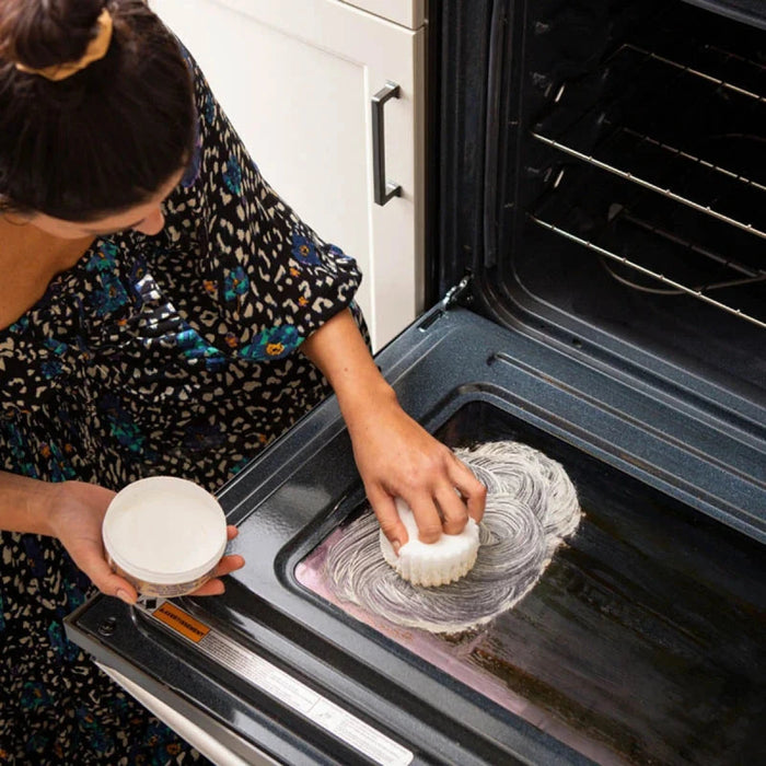 معجون التنظيف باور بيست مع إسفنجة يزيل بقايا الصابون، الصدأ، والترسبات المعدنية ليعيد للأسطح لمعانها من Scrub Daddy