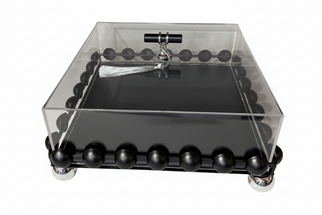 مضيفة تقديم أكريليك شفافة بلمسات سوداء وأرجل فضية