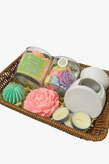 صندوق هدايا مميز مع شموع متنوعة 130 مل من علامة Gift Box، لمسة جمالية دافئة