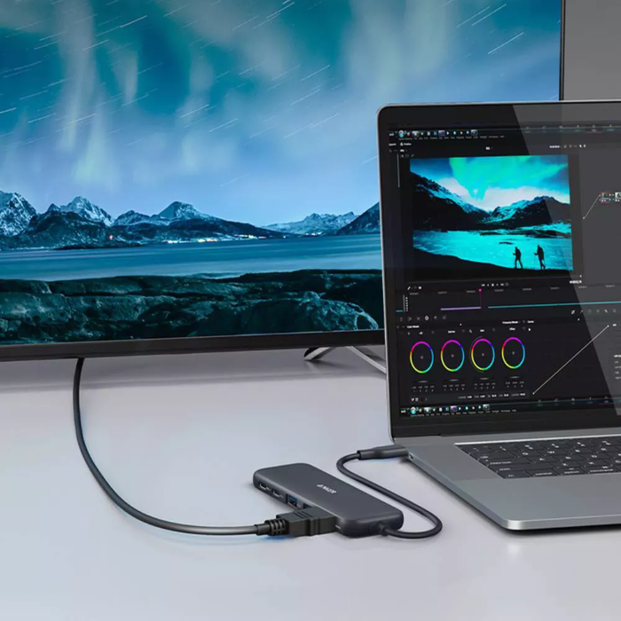 محور USB-C 5 في 1 بمدخل 100W وشحن تمريري وإخراج فيديو 4K من Anker