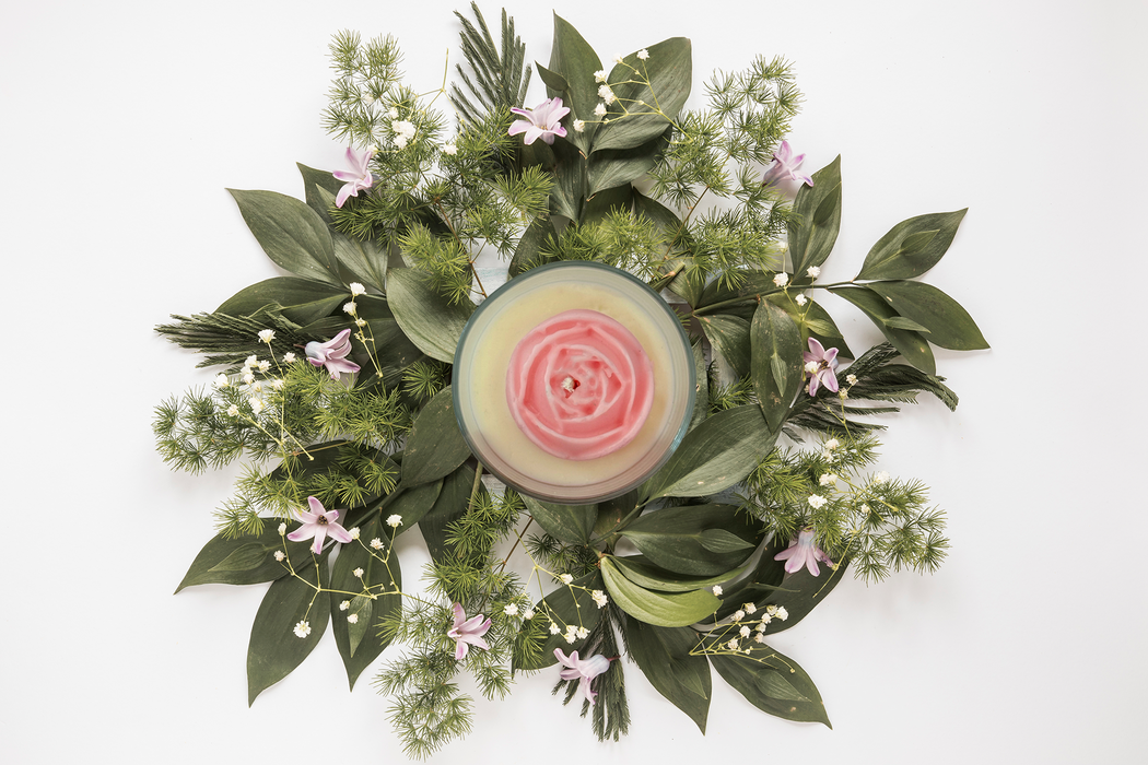 شمعة فلوور لاند من شمع الصويا 100% برائحة الياسمين لجو مريح وممتع