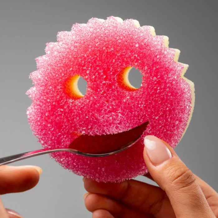 إسفنجة سكراب مومي مزدوجة الجوانب لتنظيف الصحون والأسطح بدون خدوش من Scrub Daddy