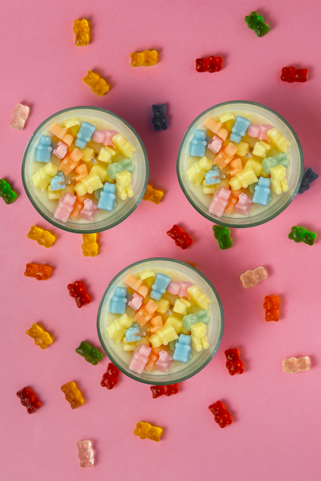 شمعة جومي بير من توتي ف اقتصادي، شمع صويا 100% برائحة استوائية تدوم طويلاً